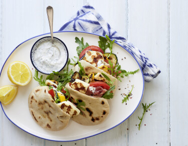 Pitas gourmandes au Halloumi AOP Salakis et légumes croquants